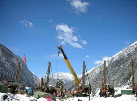 坝基防渗墙施工区在冰雪中坚持进行